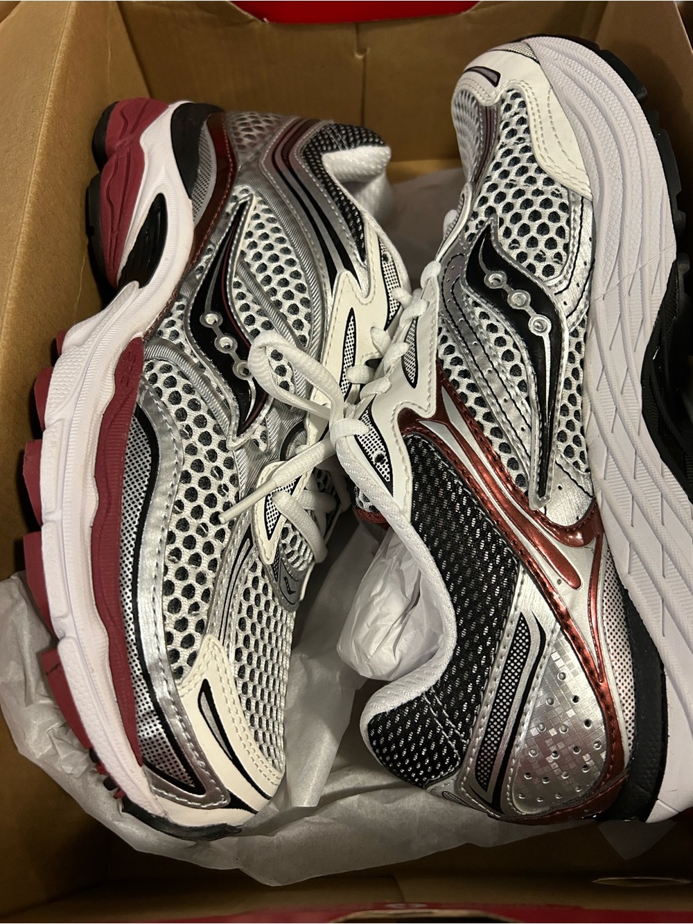 Saucony ProGrid Omni 9 OG White/Silver/Red Men’s Size 8/Women’s 9.5, NEW in Box